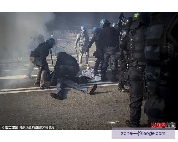 贝克丢球引发巴萨强烈不满 球迷与队员纷纷表达抗议情绪 贝克丢球引发巴萨强烈不满 球迷与队员纷纷表达抗议情绪